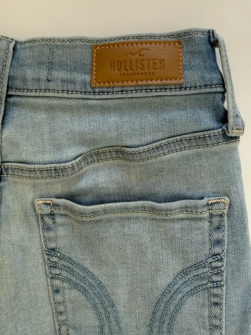 Hollister High Rise Denim Shorts Size 0 24W Light Wash Distressed Ripped Frayed